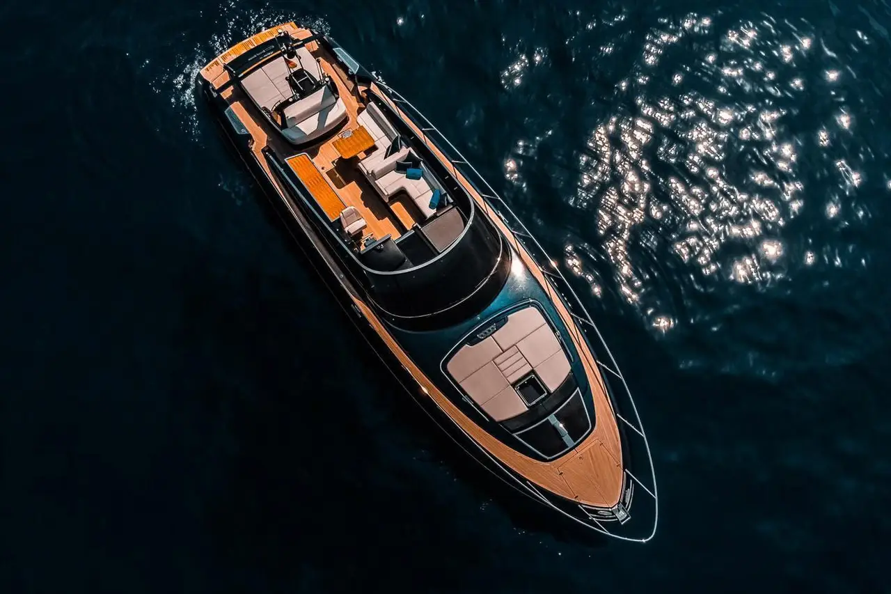 Riva 56 Rivale, camarote principal — Yacht Charter Marbella, Marbella. Diseño italiano y velocidad para tardes en la costa
