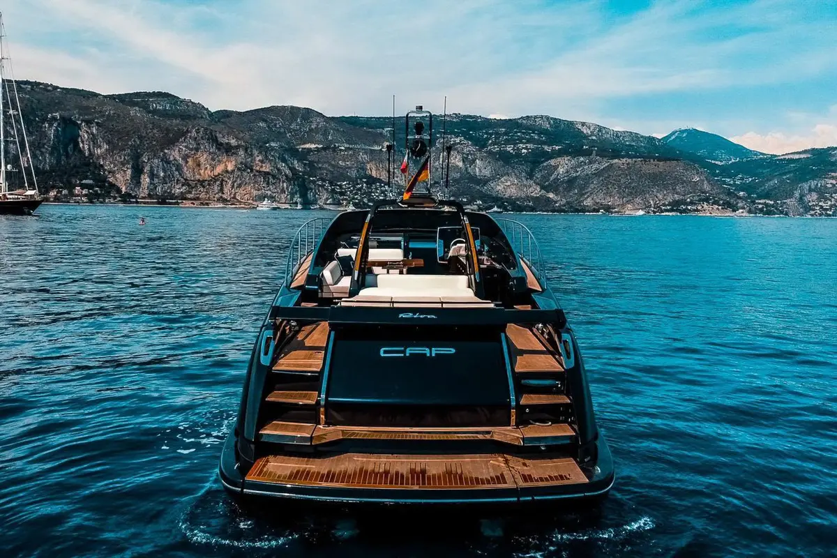 Riva 56 Rivale, flybridge — Yacht Charter Marbella, Marbella. Diseño italiano y velocidad para tardes en la costa