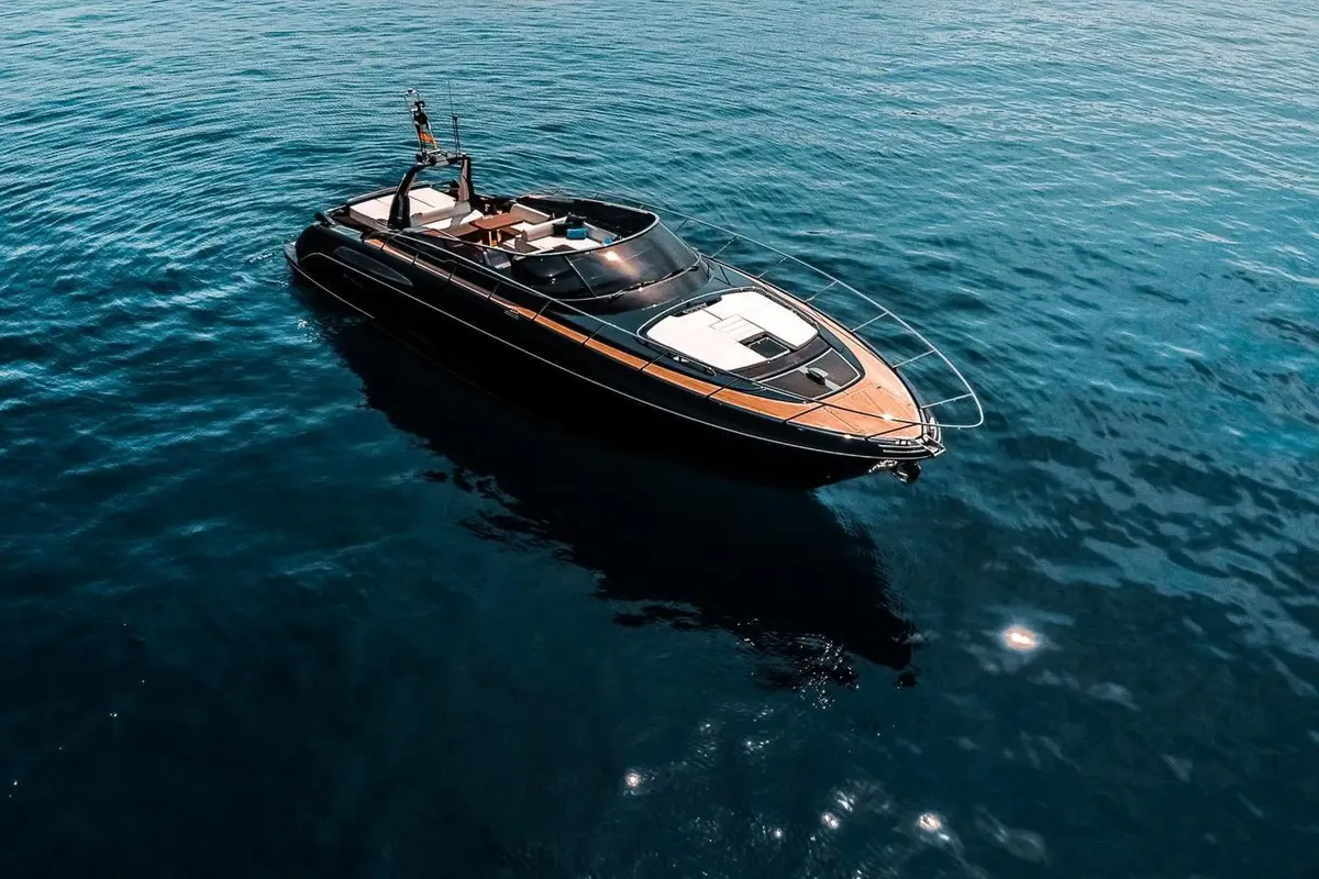 Riva 56 Rivale, exterior — Yacht Charter Marbella, Marbella. Diseño italiano y velocidad para tardes en la costa
