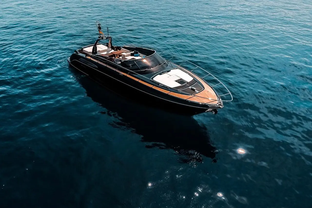 Riva 56 Rivale, exterior — Yacht Charter Marbella, Marbella. Diseño italiano y velocidad para tardes en la costa
