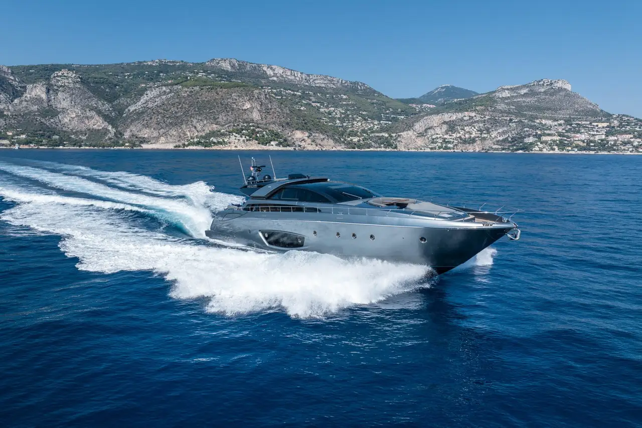 Riva 86 Domino — Yacht Charter Marbella, Marbella. Once invitados, cuatro camarotes, rumbo a Estepona