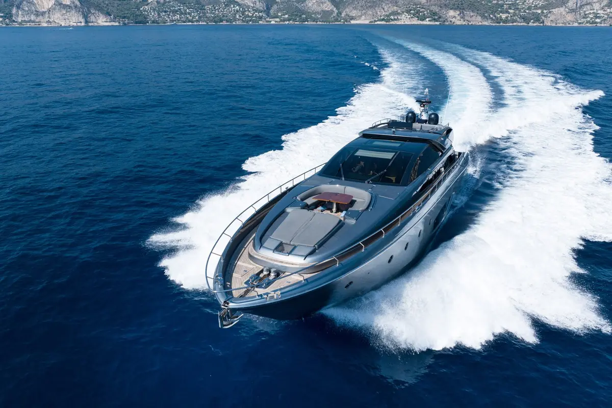 Riva 86 Domino, cubierta principal — Yacht Charter Marbella, Marbella. Once invitados, cuatro camarotes, rumbo a Estepona