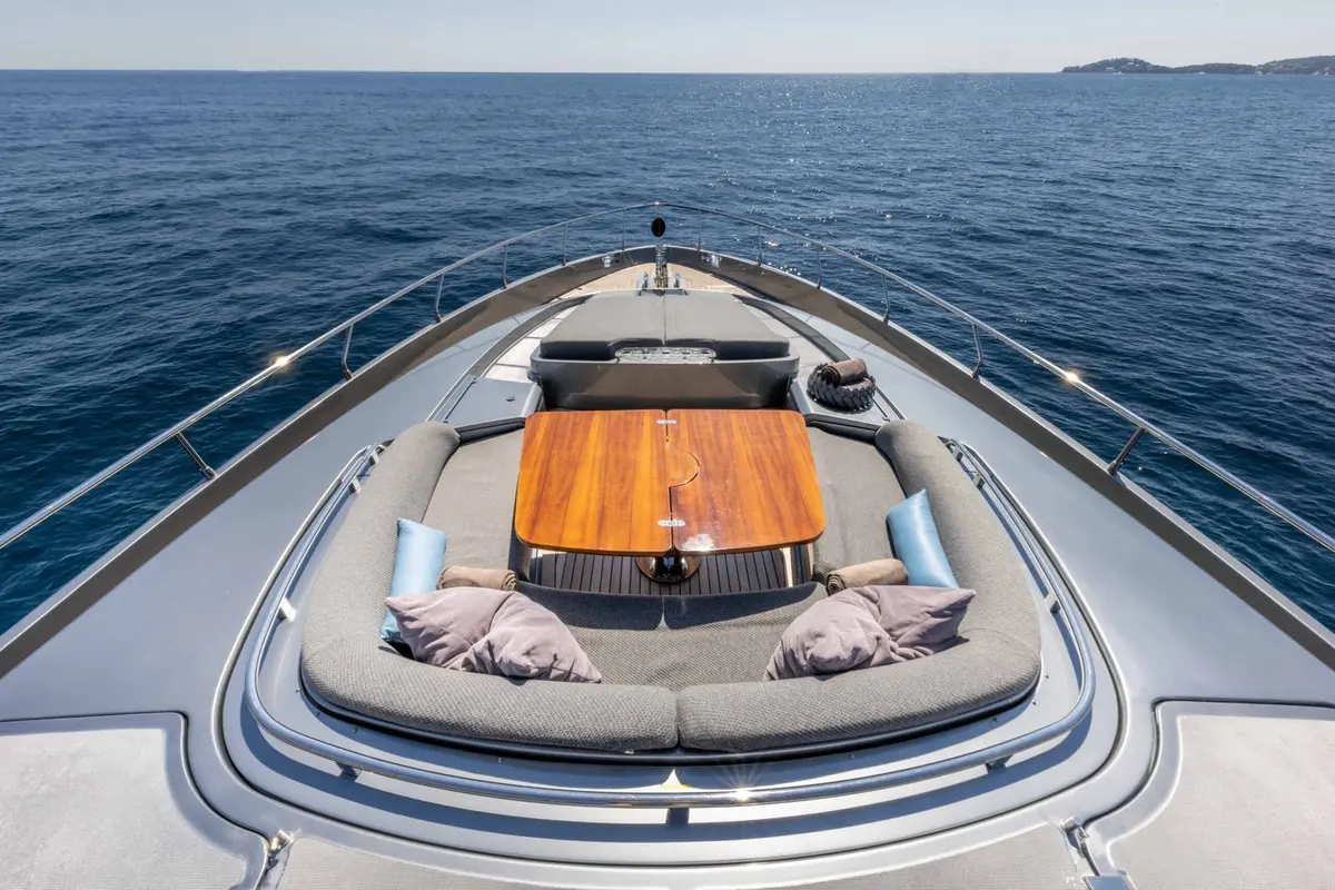 Riva 86 Domino, salón — Yacht Charter Marbella, Marbella. Once invitados, cuatro camarotes, rumbo a Estepona