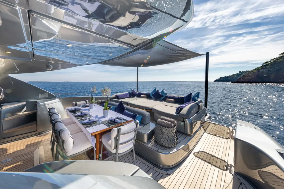 Riva 86 Domino, camarote principal — Yacht Charter Marbella, Marbella. Once invitados, cuatro camarotes, rumbo a Estepona
