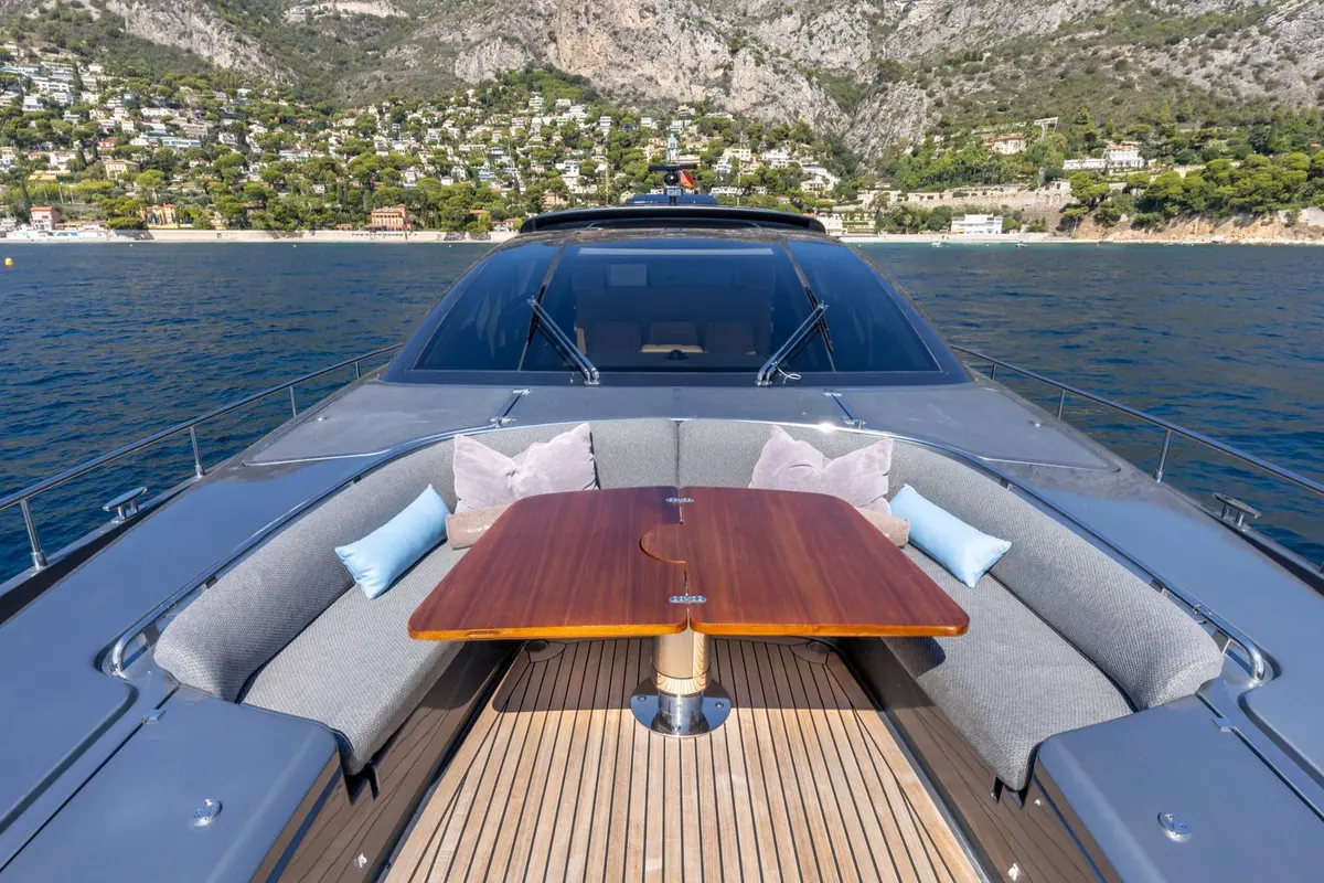 Riva 86 Domino, flybridge — Yacht Charter Marbella, Marbella. Once invitados, cuatro camarotes, rumbo a Estepona