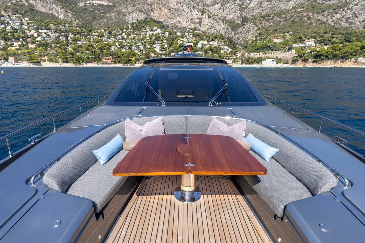 Riva 86 Domino, flybridge — Yacht Charter Marbella, Marbella. Once invitados, cuatro camarotes, rumbo a Estepona