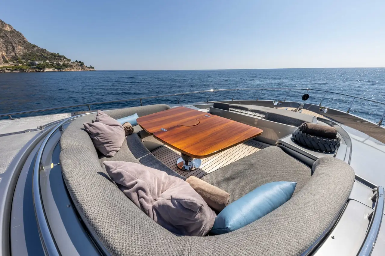 Riva 86 Domino, exterior — Yacht Charter Marbella, Marbella. Once invitados, cuatro camarotes, rumbo a Estepona