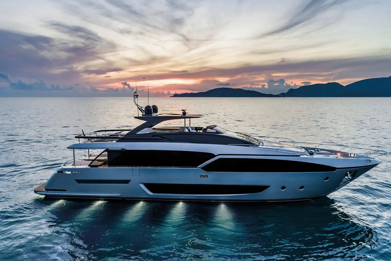 Riva 90, exterior — Yacht Charter Marbella, Marbella. Casco italiano y ruta tranquila hacia Estepona