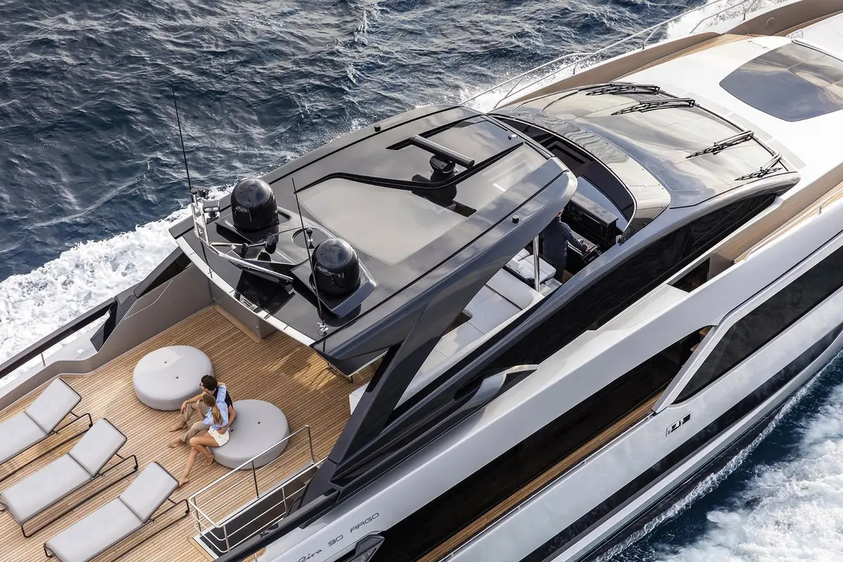 Riva 90, cubierta principal — Yacht Charter Marbella, Marbella. Casco italiano y ruta tranquila hacia Estepona