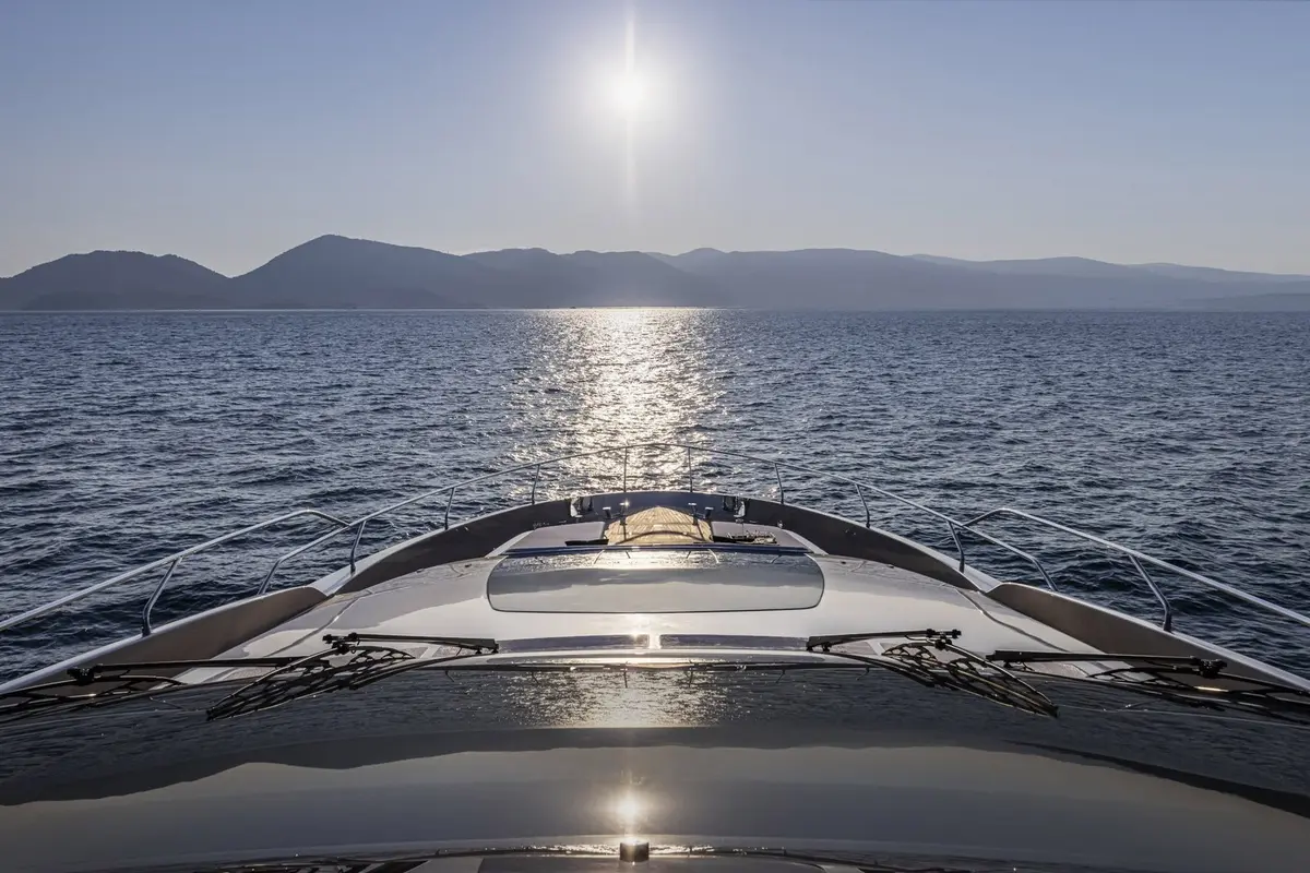 Riva 90, cubierta de popa — Yacht Charter Marbella, Marbella. Casco italiano y ruta tranquila hacia Estepona