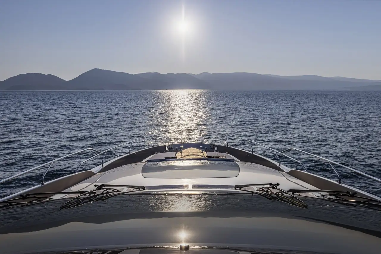 Riva 90, cubierta de popa — Yacht Charter Marbella, Marbella. Casco italiano y ruta tranquila hacia Estepona