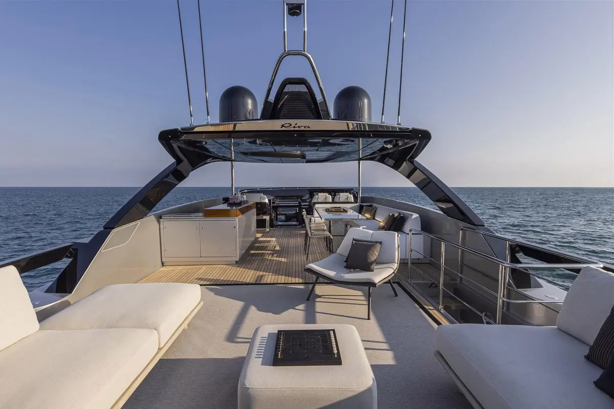 Riva 90, camarote principal — Yacht Charter Marbella, Marbella. Casco italiano y ruta tranquila hacia Estepona
