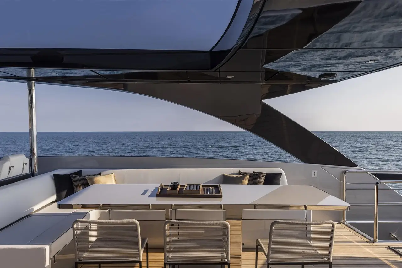 Riva 90, flybridge — Yacht Charter Marbella, Marbella. Casco italiano y ruta tranquila hacia Estepona