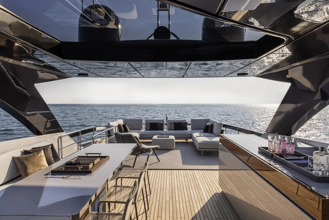 Riva 90, exterior — Yacht Charter Marbella, Marbella. Casco italiano y ruta tranquila hacia Estepona