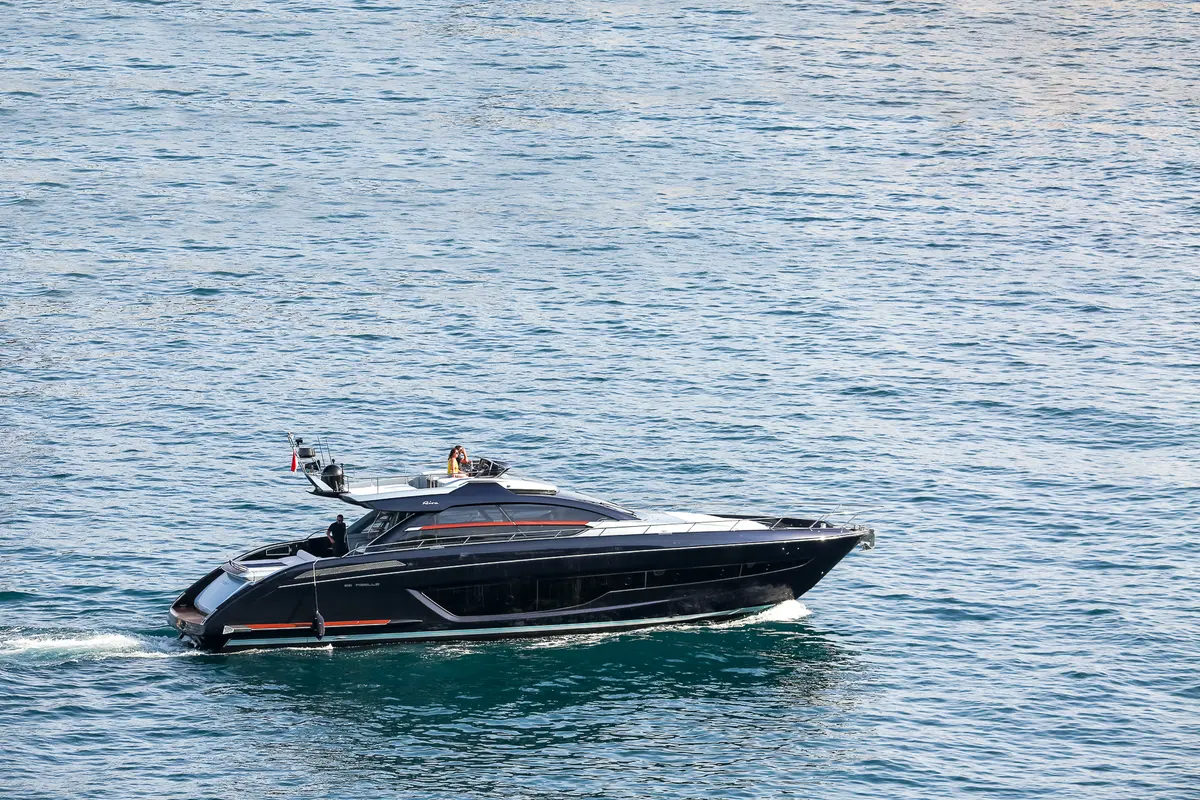 Ribelle 66 — Yacht Charter Marbella, Marbella. Velocidad deportiva rumbo a las calas de Estepona