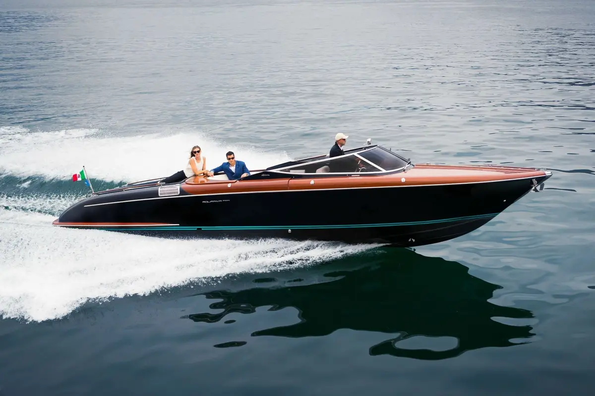 Riva Aquariva — Yacht Charter Marbella, Marbella. Caoba, velocidad y una tarde frente a Estepona