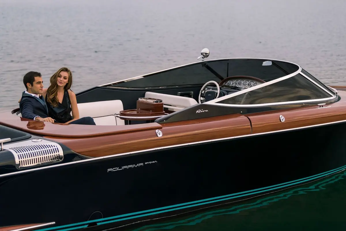 Riva Aquariva, exterior — Yacht Charter Marbella, Marbella. Caoba, velocidad y una tarde frente a Estepona