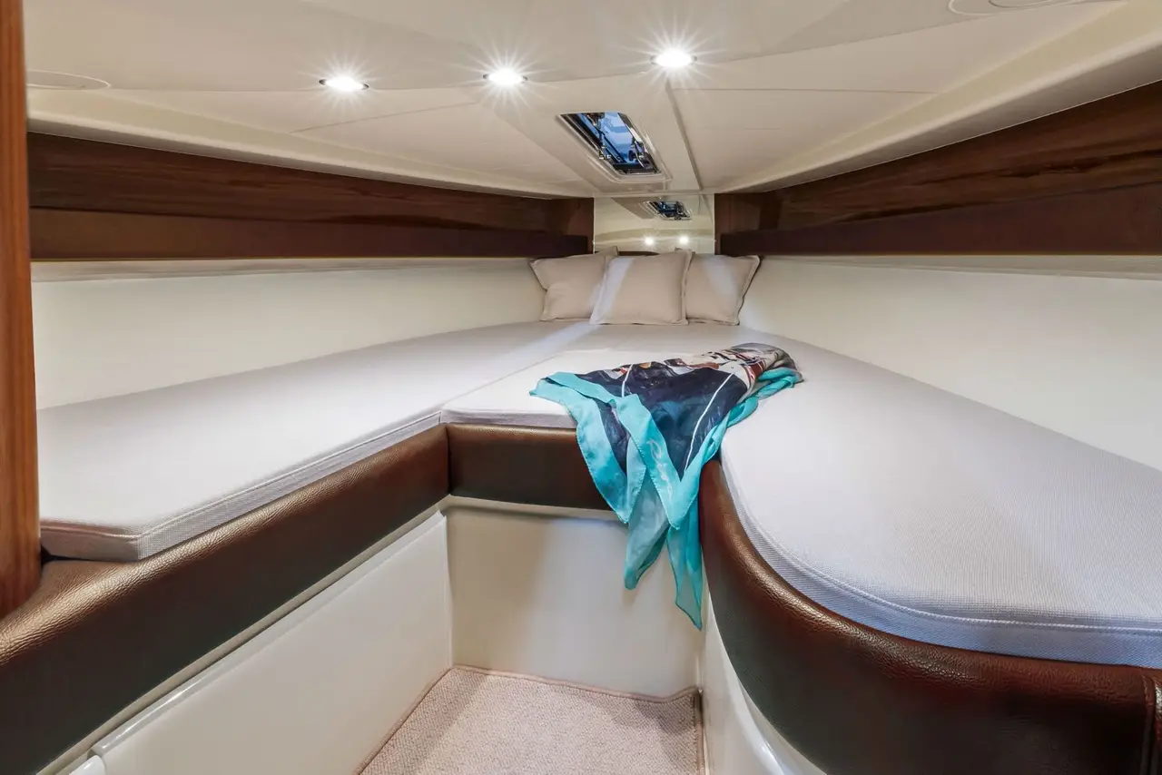 Riva Aquariva, cubierta principal — Yacht Charter Marbella, Marbella. Caoba, velocidad y una tarde frente a Estepona