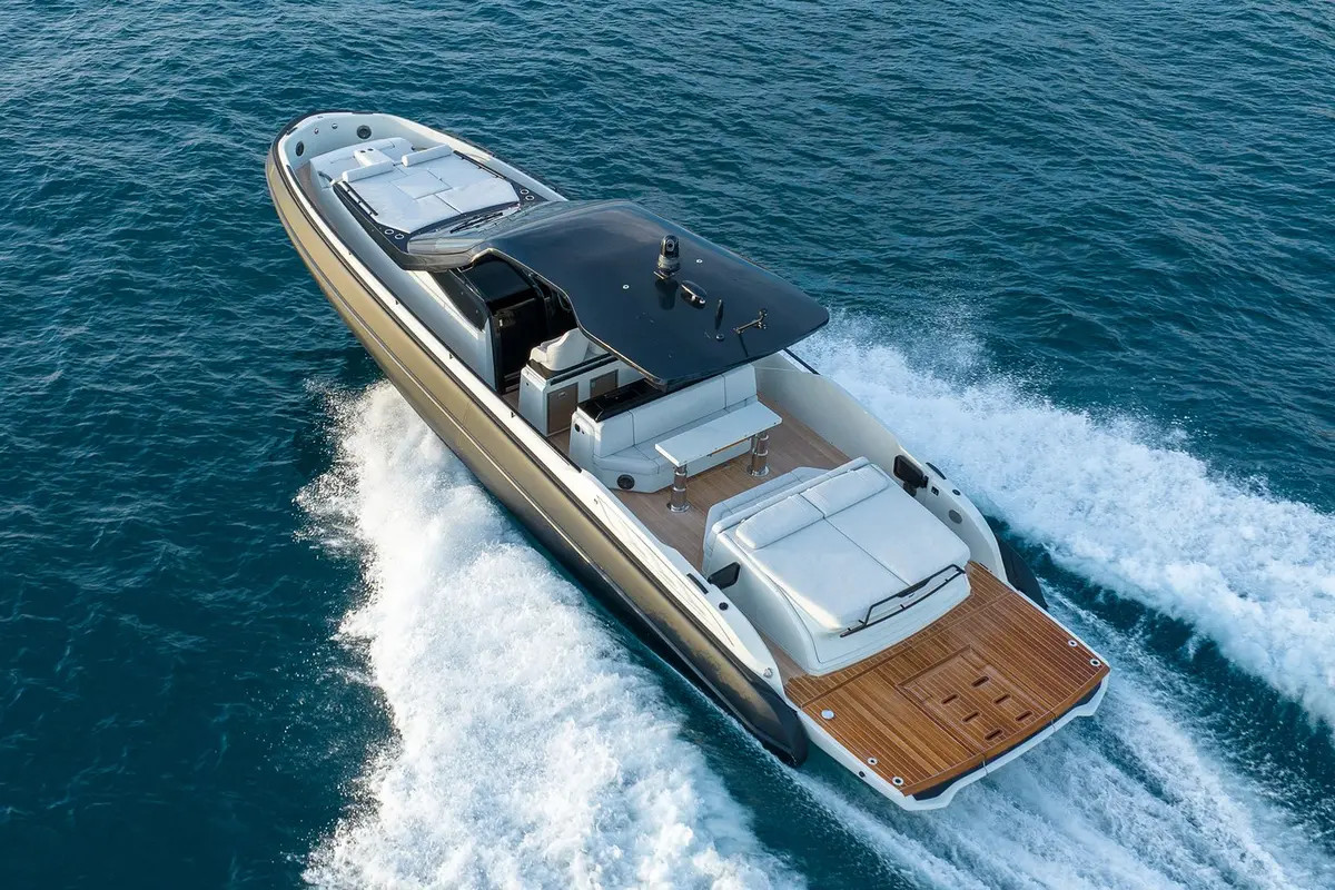 Sacs 47, exterior — Yacht Charter Marbella, Marbella. Casco deportivo para tardes cortas frente a Estepona