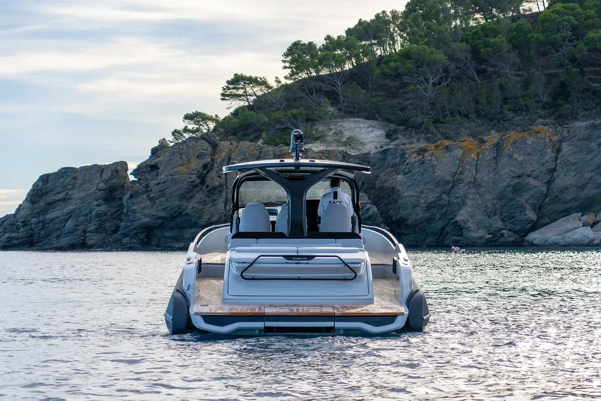 Sacs 47, cubierta principal — Yacht Charter Marbella, Marbella. Casco deportivo para tardes cortas frente a Estepona