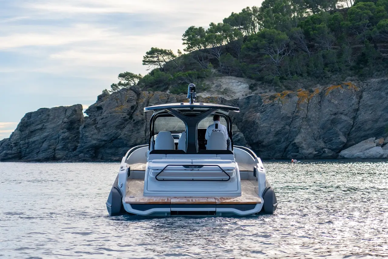 Sacs 47, cubierta principal — Yacht Charter Marbella, Marbella. Casco deportivo para tardes cortas frente a Estepona