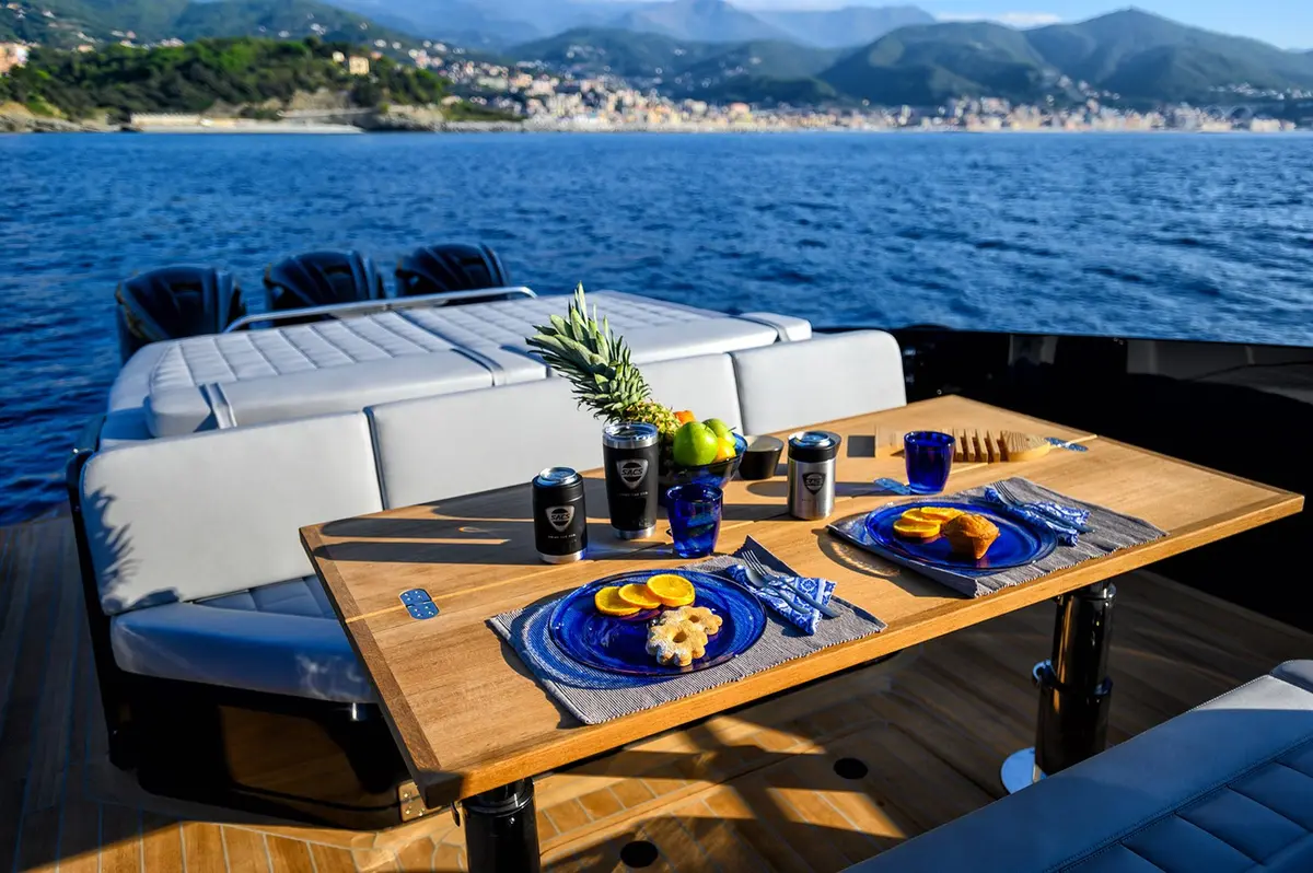 Sacs 47, cubierta de popa — Yacht Charter Marbella, Marbella. Casco deportivo para tardes cortas frente a Estepona