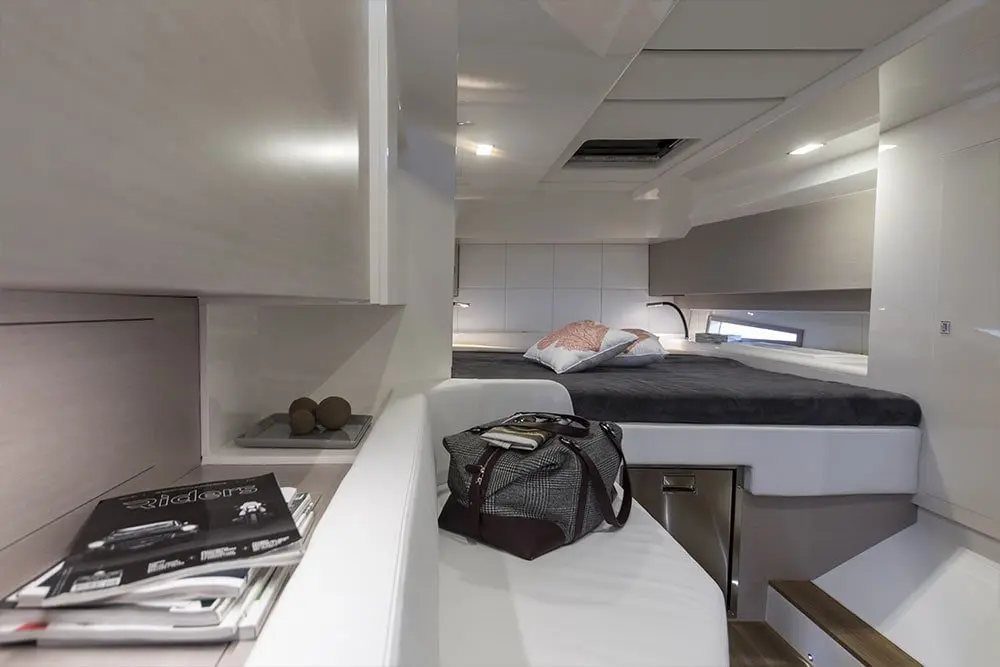 Sacs 47, salón — Yacht Charter Marbella, Marbella. Casco deportivo para tardes cortas frente a Estepona