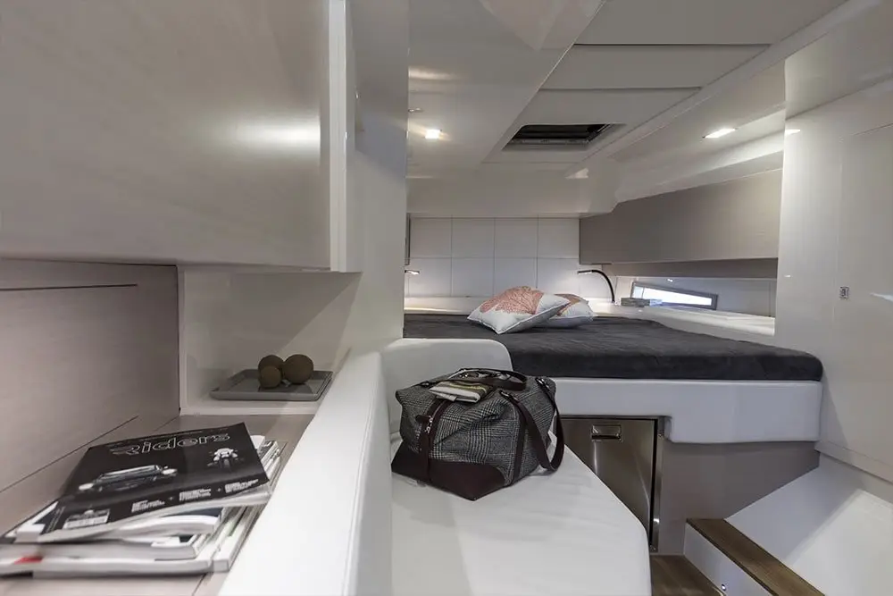 Sacs 47, salón — Yacht Charter Marbella, Marbella. Casco deportivo para tardes cortas frente a Estepona