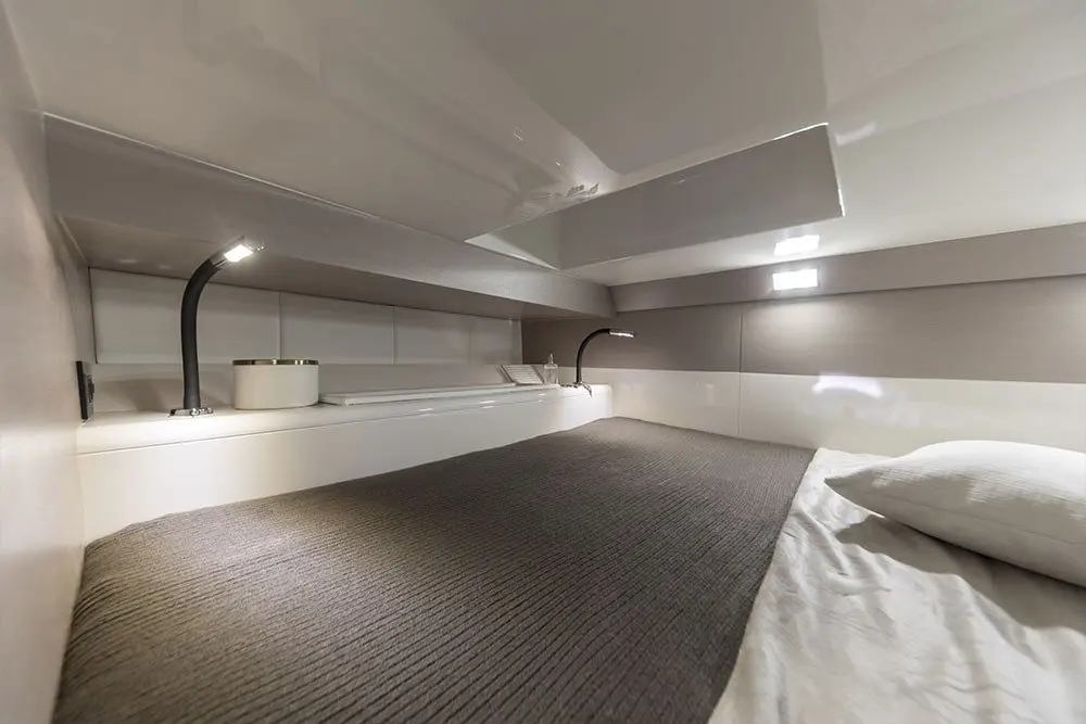 Sacs 47, camarote principal — Yacht Charter Marbella, Marbella. Casco deportivo para tardes cortas frente a Estepona