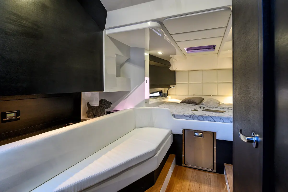 Sacs 47, flybridge — Yacht Charter Marbella, Marbella. Casco deportivo para tardes cortas frente a Estepona