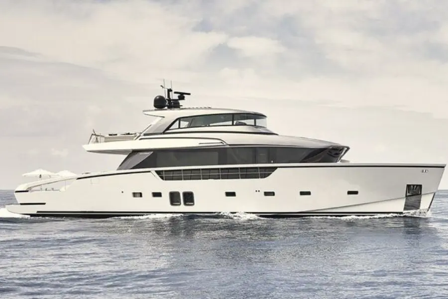Sanlorenzo 112 — Yacht Charter Marbella, Marbella. Casco italiano de 34 metros para días de costa