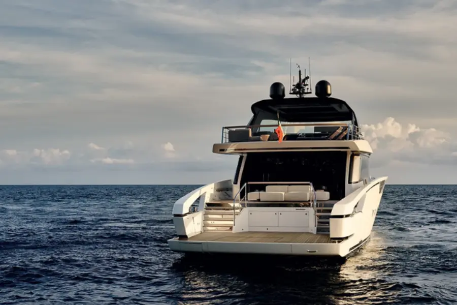 Sanlorenzo 112, cubierta principal — Yacht Charter Marbella, Marbella. Casco italiano de 34 metros para días de costa