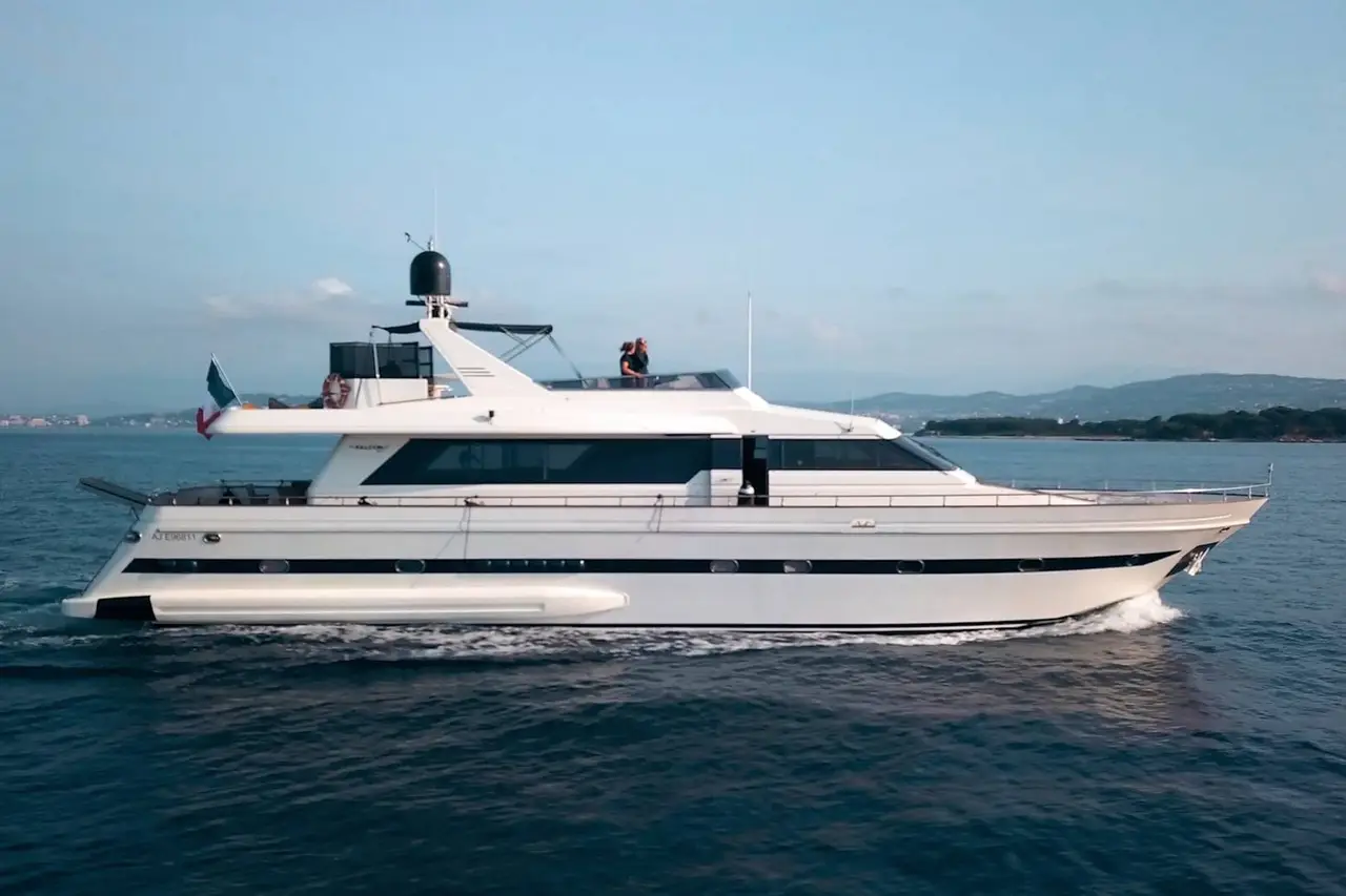 Sanlorenzo 112, flybridge — Yacht Charter Marbella, Marbella. Casco italiano de 34 metros para días de costa