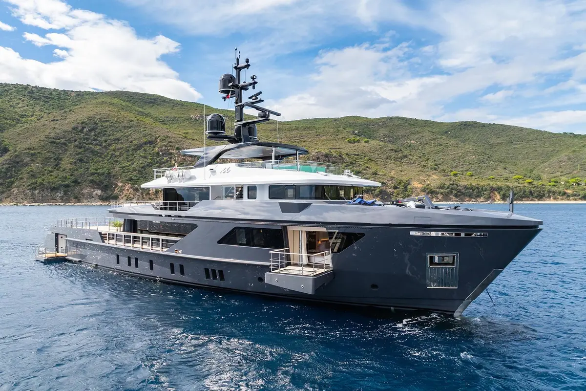 M, exterior — Yacht Charter Marbella, Marbella. Cuarenta y siete metros de calma para grupos grandes