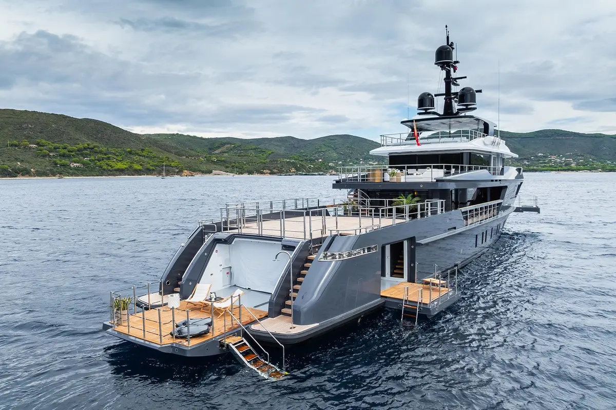M, cubierta principal — Yacht Charter Marbella, Marbella. Cuarenta y siete metros de calma para grupos grandes