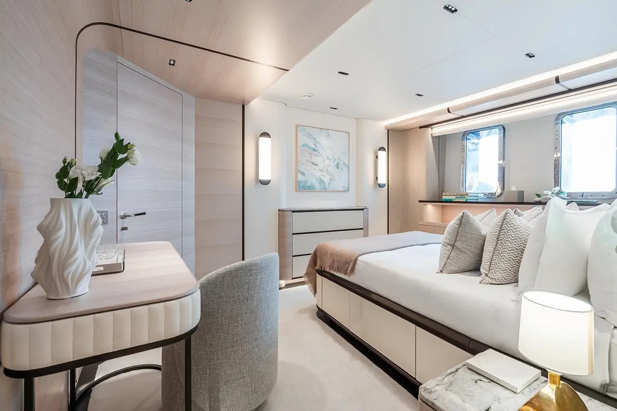 M, cubierta de popa — Yacht Charter Marbella, Marbella. Cuarenta y siete metros de calma para grupos grandes