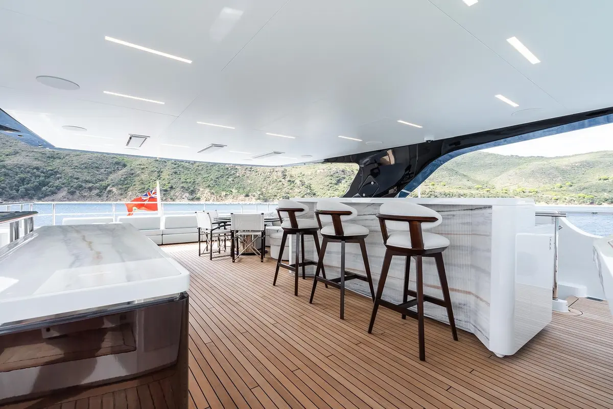 M, salón — Yacht Charter Marbella, Marbella. Cuarenta y siete metros de calma para grupos grandes