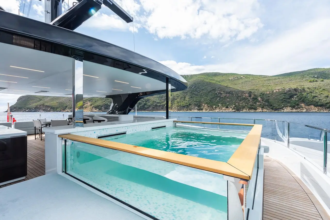 M, camarote principal — Yacht Charter Marbella, Marbella. Cuarenta y siete metros de calma para grupos grandes
