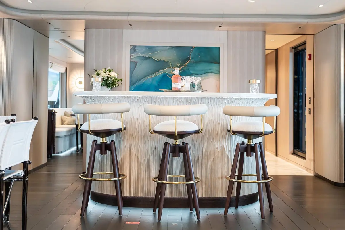 M, flybridge — Yacht Charter Marbella, Marbella. Cuarenta y siete metros de calma para grupos grandes