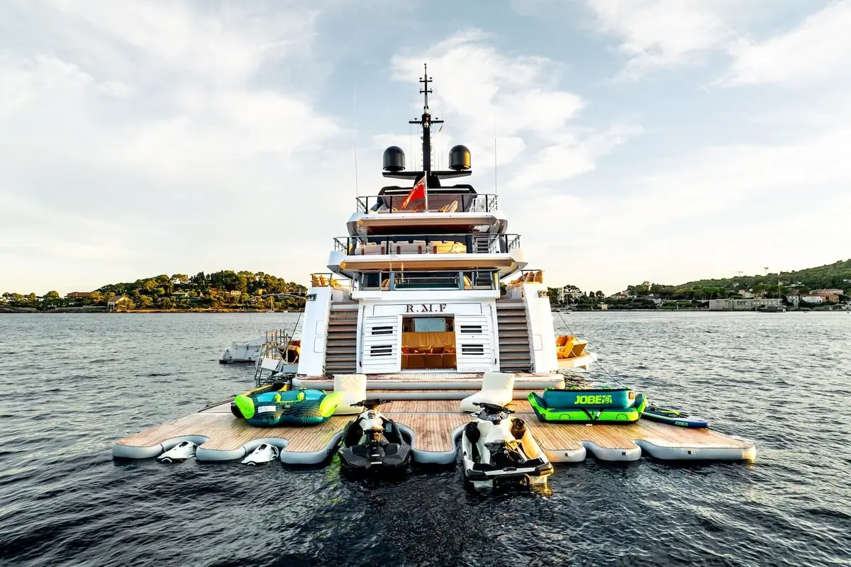 RMF, cubierta principal — Yacht Charter Marbella, Marbella. 52 metros de calma para travesías de varios días