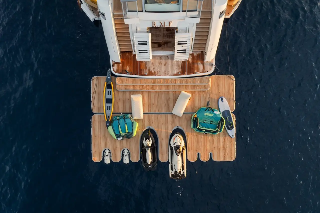 RMF, cubierta de popa — Yacht Charter Marbella, Marbella. 52 metros de calma para travesías de varios días