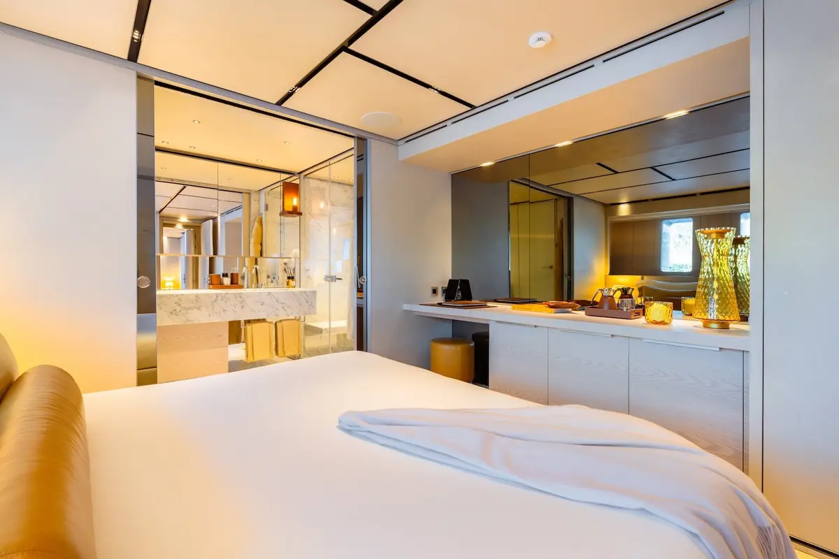 RMF, salón — Yacht Charter Marbella, Marbella. 52 metros de calma para travesías de varios días