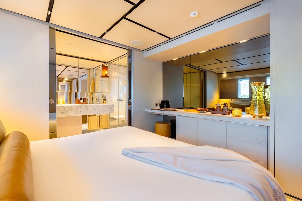 RMF, salón — Yacht Charter Marbella, Marbella. 52 metros de calma para travesías de varios días