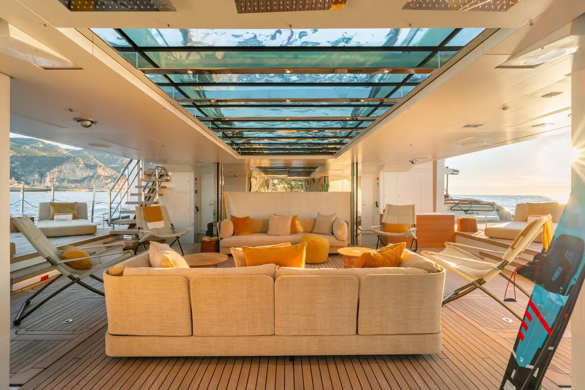 RMF, camarote principal — Yacht Charter Marbella, Marbella. 52 metros de calma para travesías de varios días