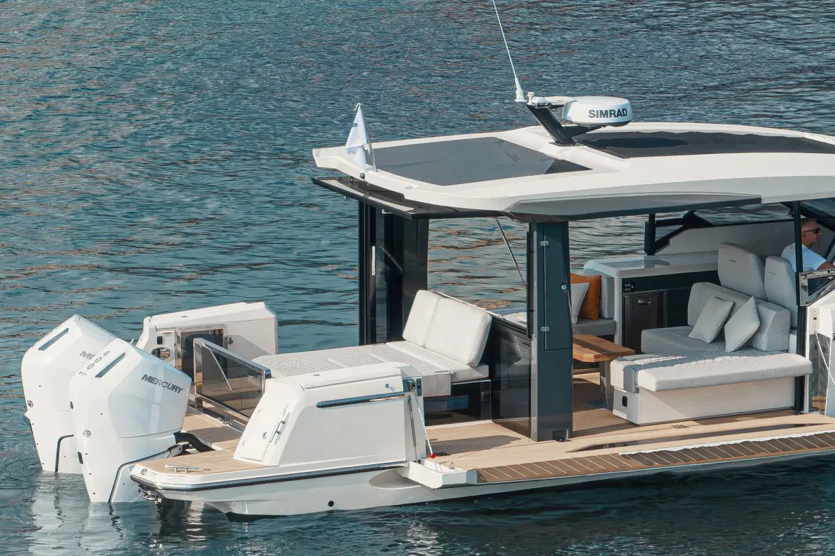Saxdor 400 GTO, cubierta de popa — Yacht Charter Marbella, Marbella. Deportivo walkaround para escapadas rápidas por la costa