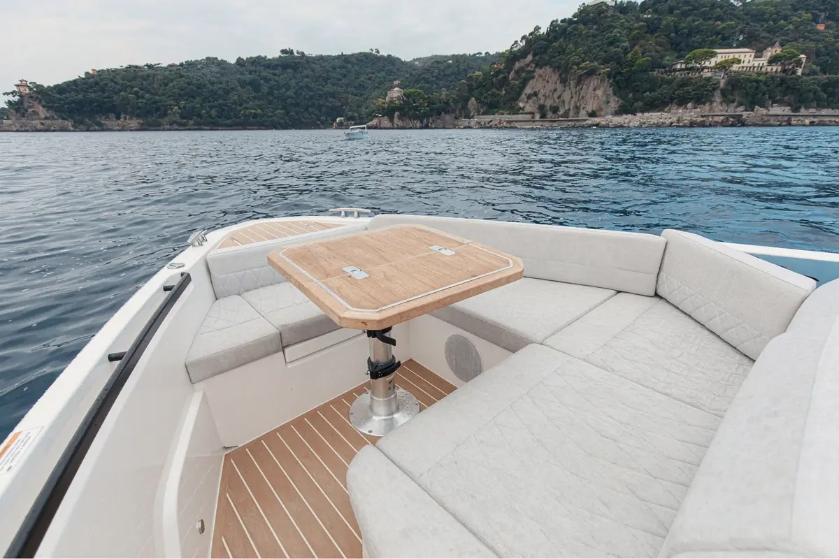 Saxdor 400 GTO, salón — Yacht Charter Marbella, Marbella. Deportivo walkaround para escapadas rápidas por la costa