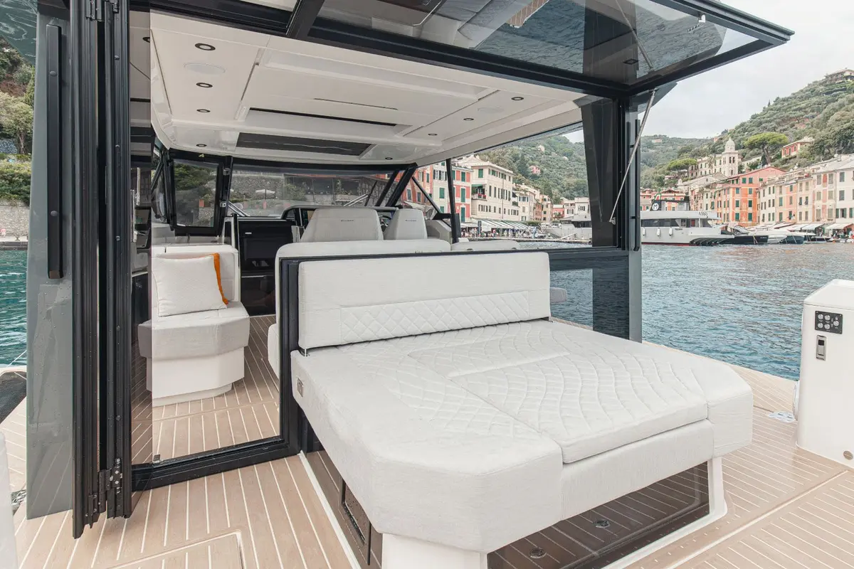 Saxdor 400 GTO, camarote principal — Yacht Charter Marbella, Marbella. Deportivo walkaround para escapadas rápidas por la costa