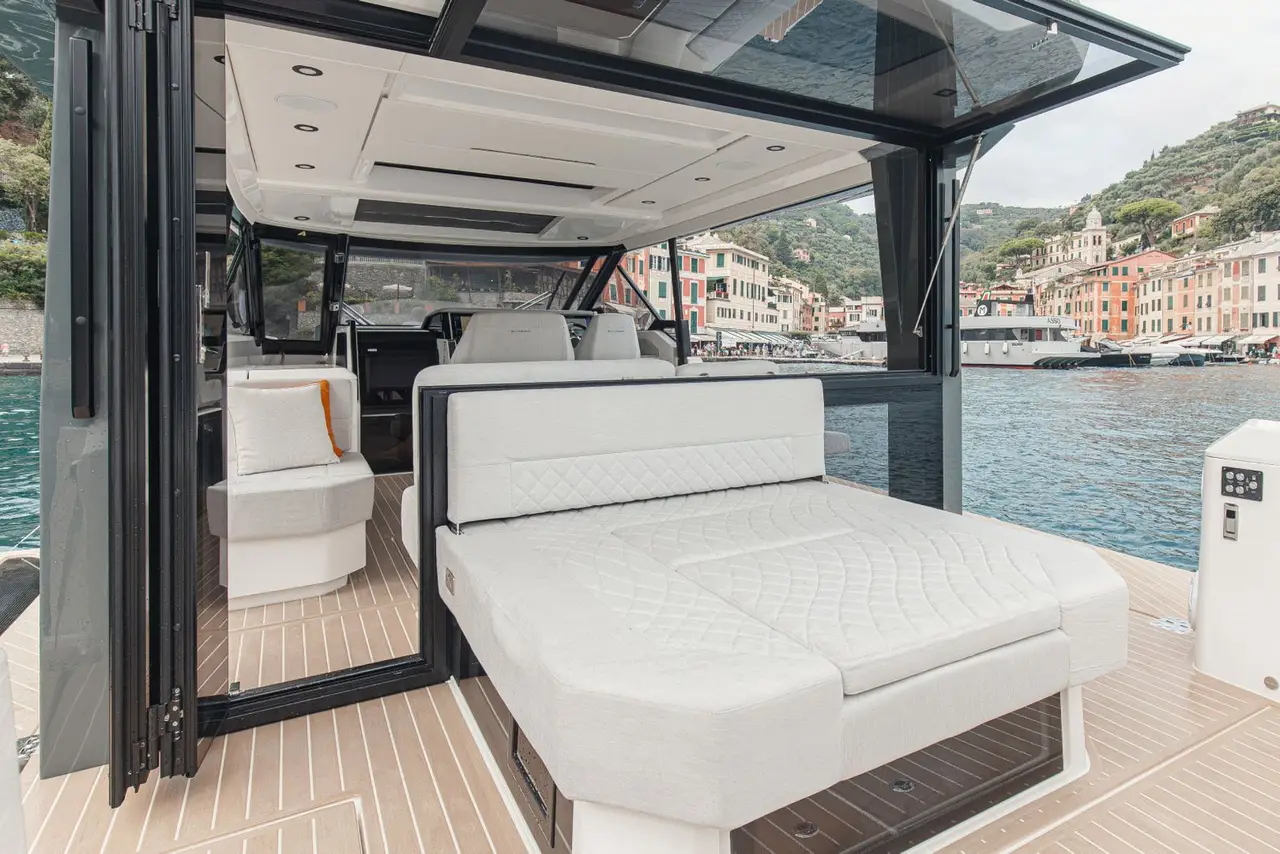 Saxdor 400 GTO, camarote principal — Yacht Charter Marbella, Marbella. Deportivo walkaround para escapadas rápidas por la costa
