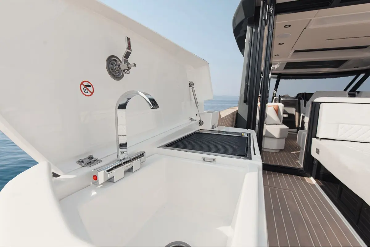 Saxdor 400 GTO, flybridge — Yacht Charter Marbella, Marbella. Deportivo walkaround para escapadas rápidas por la costa