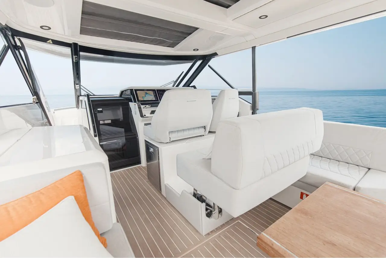 Saxdor 400 GTO, exterior — Yacht Charter Marbella, Marbella. Deportivo walkaround para escapadas rápidas por la costa